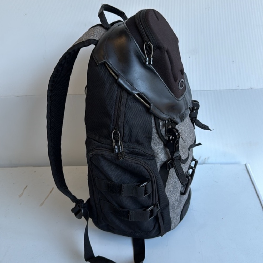 Oakley Bathroom Sink Black and Gray Men's Backpack LX